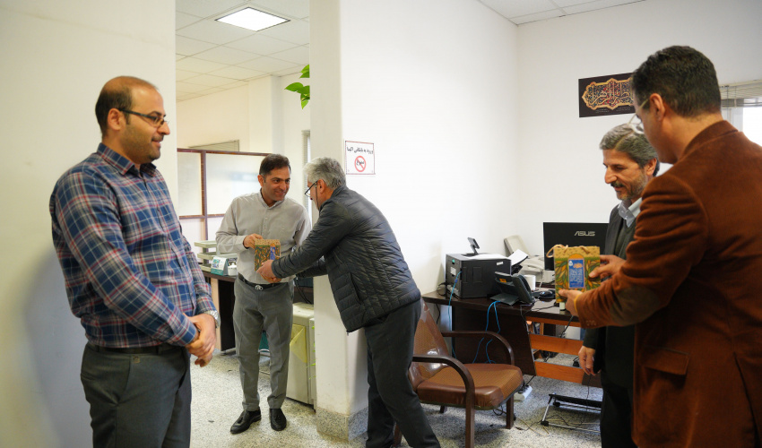 قدردانی از کارکنان مرد دانشگاه به مناسبت روز پدر و میلاد باسعادت حضرت علی (ع)